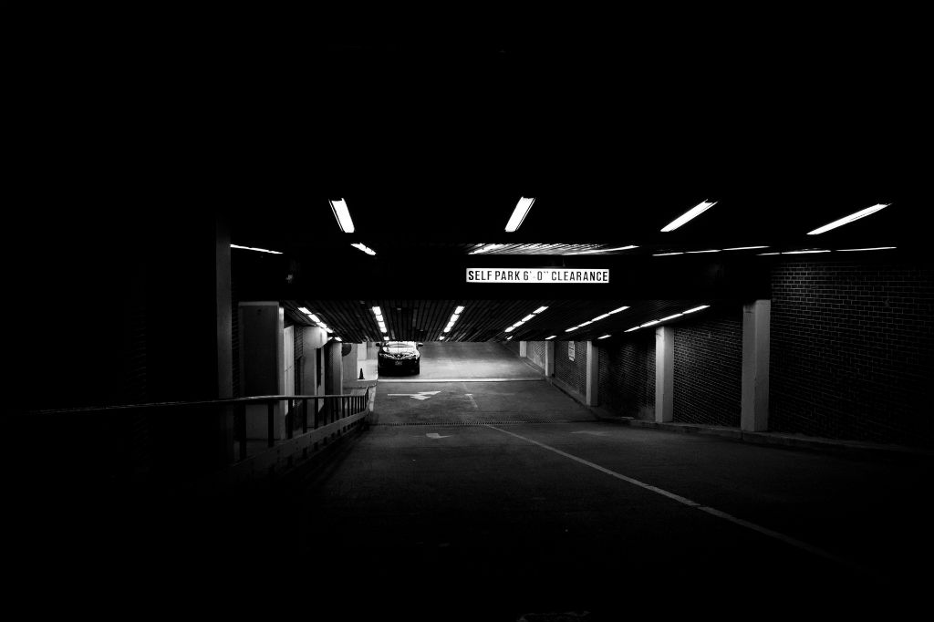 black-and-white-dark-car-vehicle-parking- Le CUSM réduit ses taux de stationnement controversés pour la deuxième fois depuis 2015