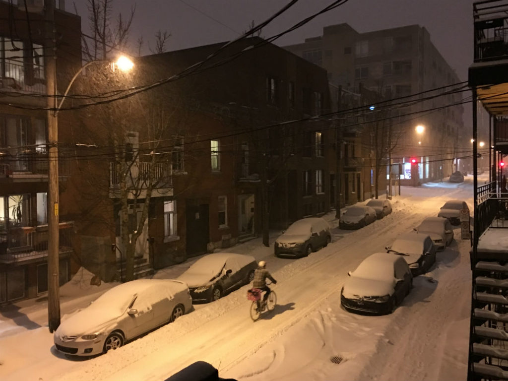 Cyclistes dans la nuit de tempête 23h00, Plateau Montréal